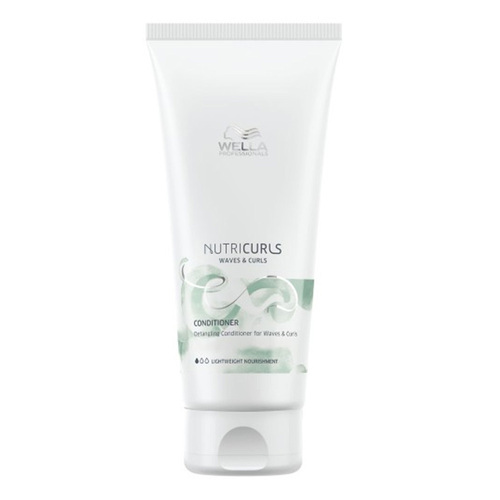 Wella Nutricurls Detangling Conditioner For Waves and Curls on white background